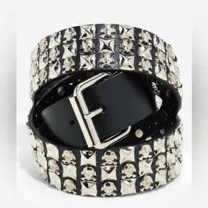 Hot Topic Skulls & Crossbones Three Row Pyramid
Stud Belt Sz S